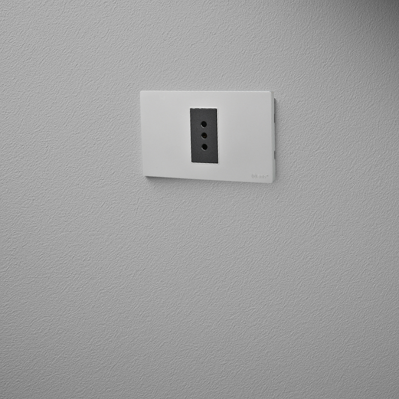 Tomacorriente Simple Puenteado Armado 10A Plateado/Negro SEC