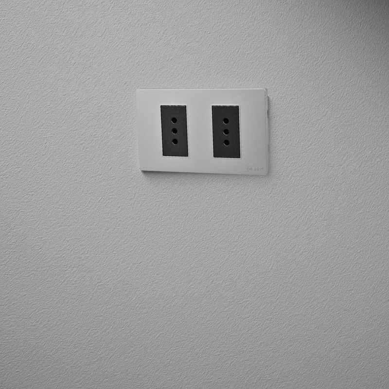 Tomacorriente Doble Puenteado Armado 10A Plateado/Negro SEC