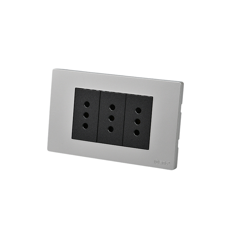 Tomacorriente Triple Puenteado Armado 10A Plateado/Negro SEC
