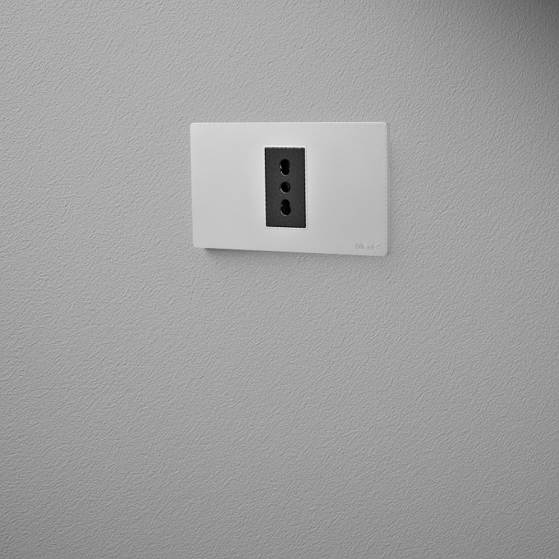 Tomacorriente Simple Puenteado Armado 16A Plateado/Negro SEC