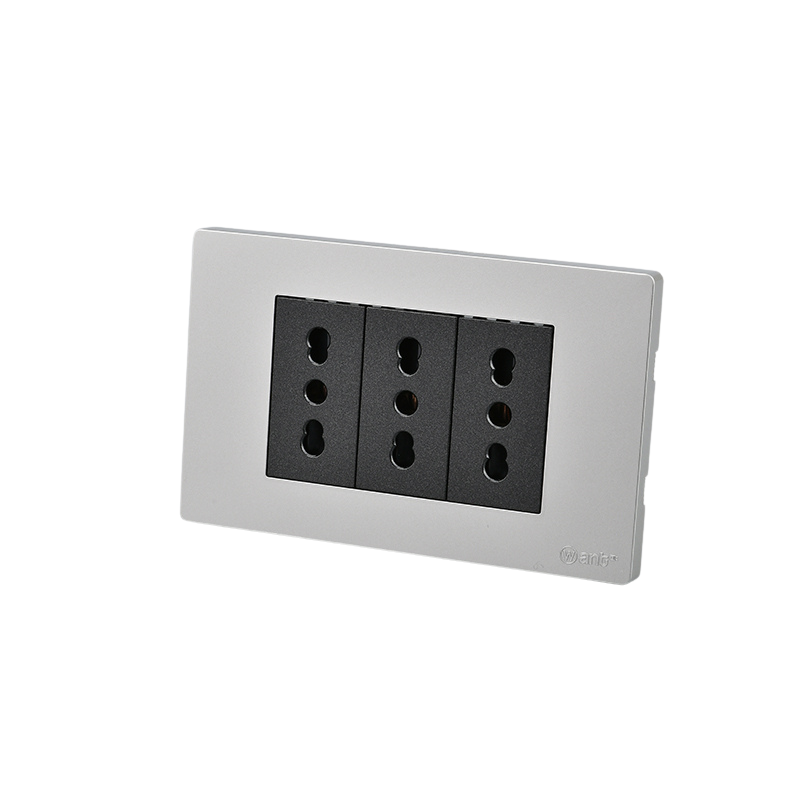 Tomacorriente Triple Puenteado Armado 16A Plateado/Negro SEC
