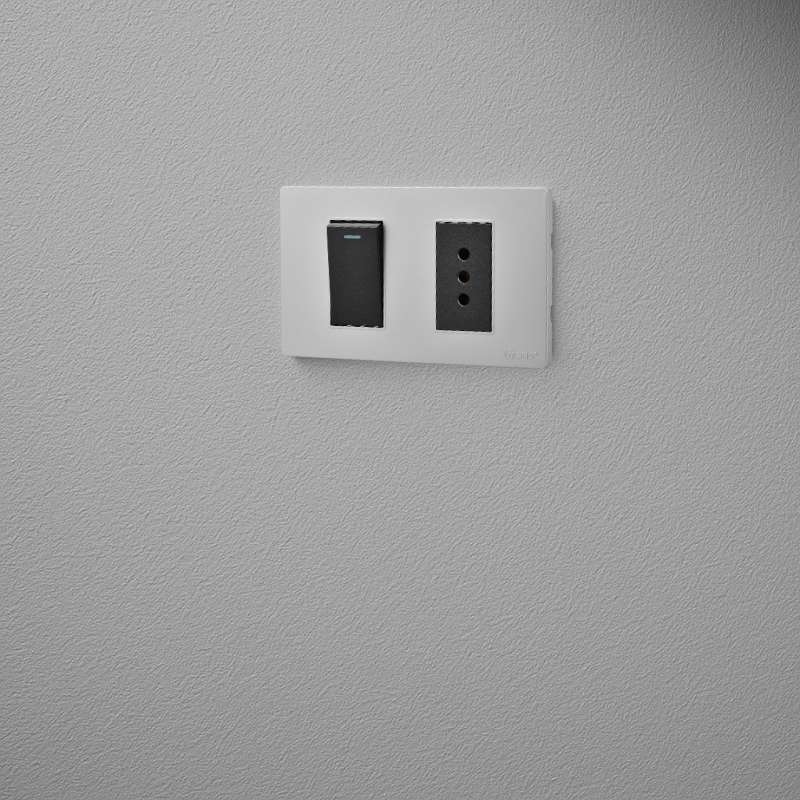 Interruptor Puenteado Armado 9/12 16A + Tomacorriente 10A Plateado/Negro SEC