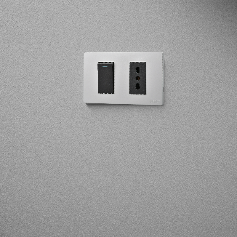 Interruptor Puenteado Armado 9/12 16A + Tomacorriente 16A Plateado/Negro SEC
