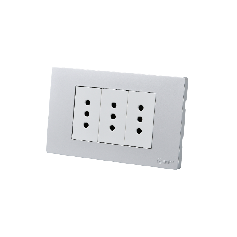 Tomacorriente Triple Puenteado Armado 10A Plateado SEC