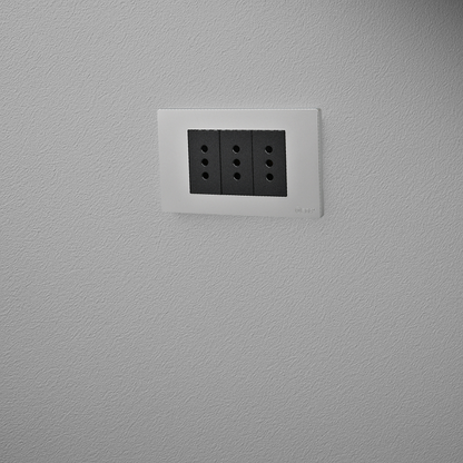 Tomacorriente Triple Puenteado Armado 10A Plateado/Negro SEC