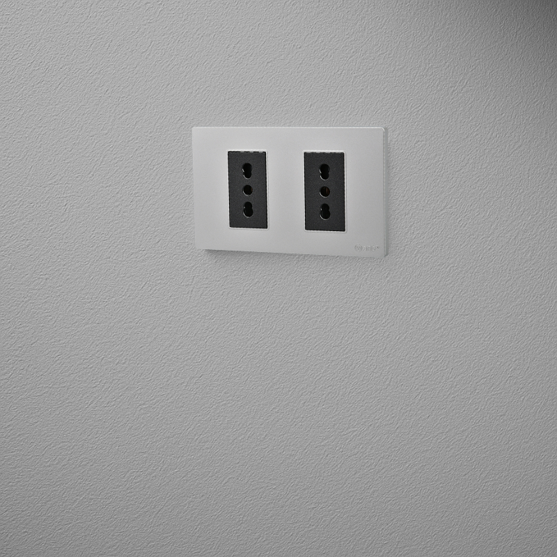 Tomacorriente Doble Puenteado Armado 16A Plateado/Negro SEC