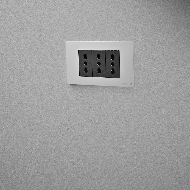 Tomacorriente Triple Puenteado Armado 16A Plateado/Negro SEC